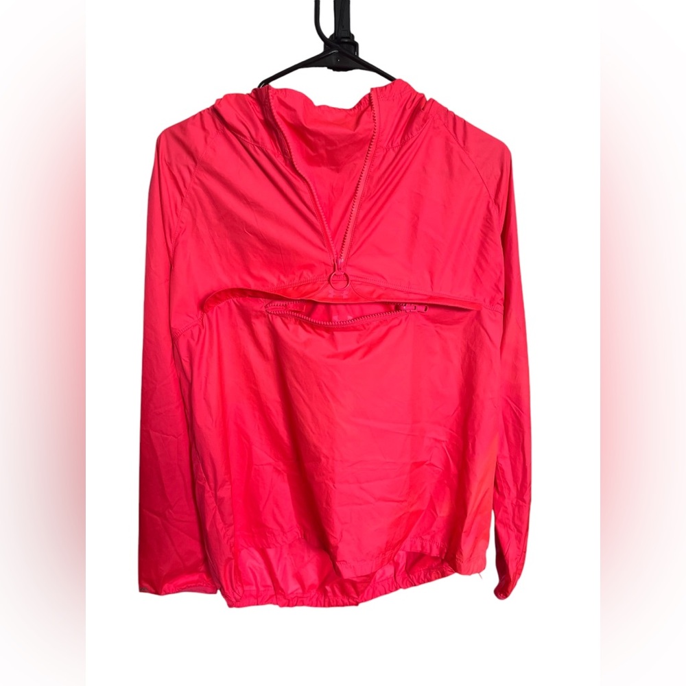Under Armour loose coupe lache rain jacket.  Rush Red Size XS/TP/EP